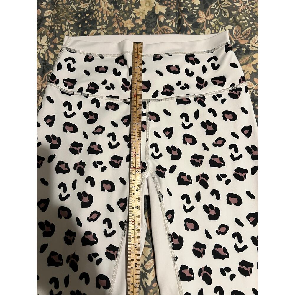 white leopard-print athletic leggings from the brand Allfenix. leopard spots - Picture 4 of 8